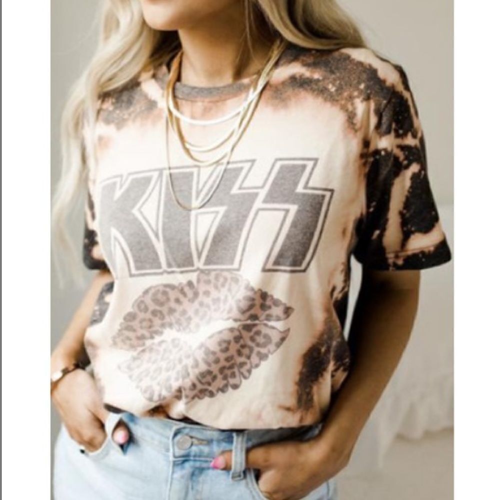 Vintage style tee shirt crew neck leopard lips KISS
